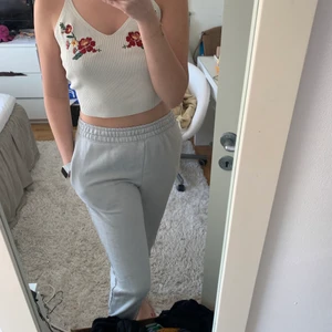 Byxor  - Fina gråa mjukisbyxor. VÄLDIGT sköna! Köparen står för frakt 