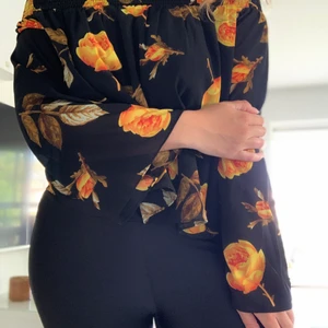 Blus  - Fin blus ifrån NAKD, offshoulder med vida ärmar. Köpte står för frakt!