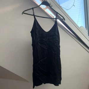 Satin klänning - Mini satinklänningen i svart från zara. Använd en gång, i strl xs