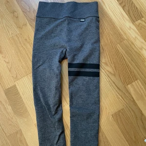 Stronger tights - Säljer dessa Stronger byxor som är i storlek xs/s. Dem är endast använde en gång men märkte då att dem hade ett hål i sömnen vid rumpan. Hålet går lätt att laga men därav priset!💕 nypris ligger runt 500-600 kr