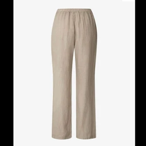 Linnebyxor - Säljer dessa linnebyxor från Chelsea! Superfina i nyskick, dessa är den långa modellen. Skulle säga att de passar S men även oversized XS💞 Nypris 599kr (frakt tillkommer 🚚)