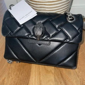 Kurt Geiger väska - Säljer min Kurt Geiger väska då jag inte använder den längre. Det är några defekter som man kan se på bilderna då lädret har slitits bort. Utöver det är väskan i bra skick. Har även kvar dust bagen. Köpt på zalando förra året.