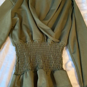 Olivergrön tröja i str S - En jättefin olivergrön tröja. Aldrig använt. Skriv gärna i dm ifall ni är intresserade!💚