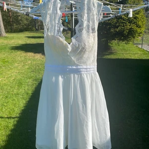 Vit klänning - Vit klänning som endast använd vid en skolavslutning, står ej storlek, men passar 36. Troligtvis köpt pp nelly,passar till student / skolavslutning ♥️