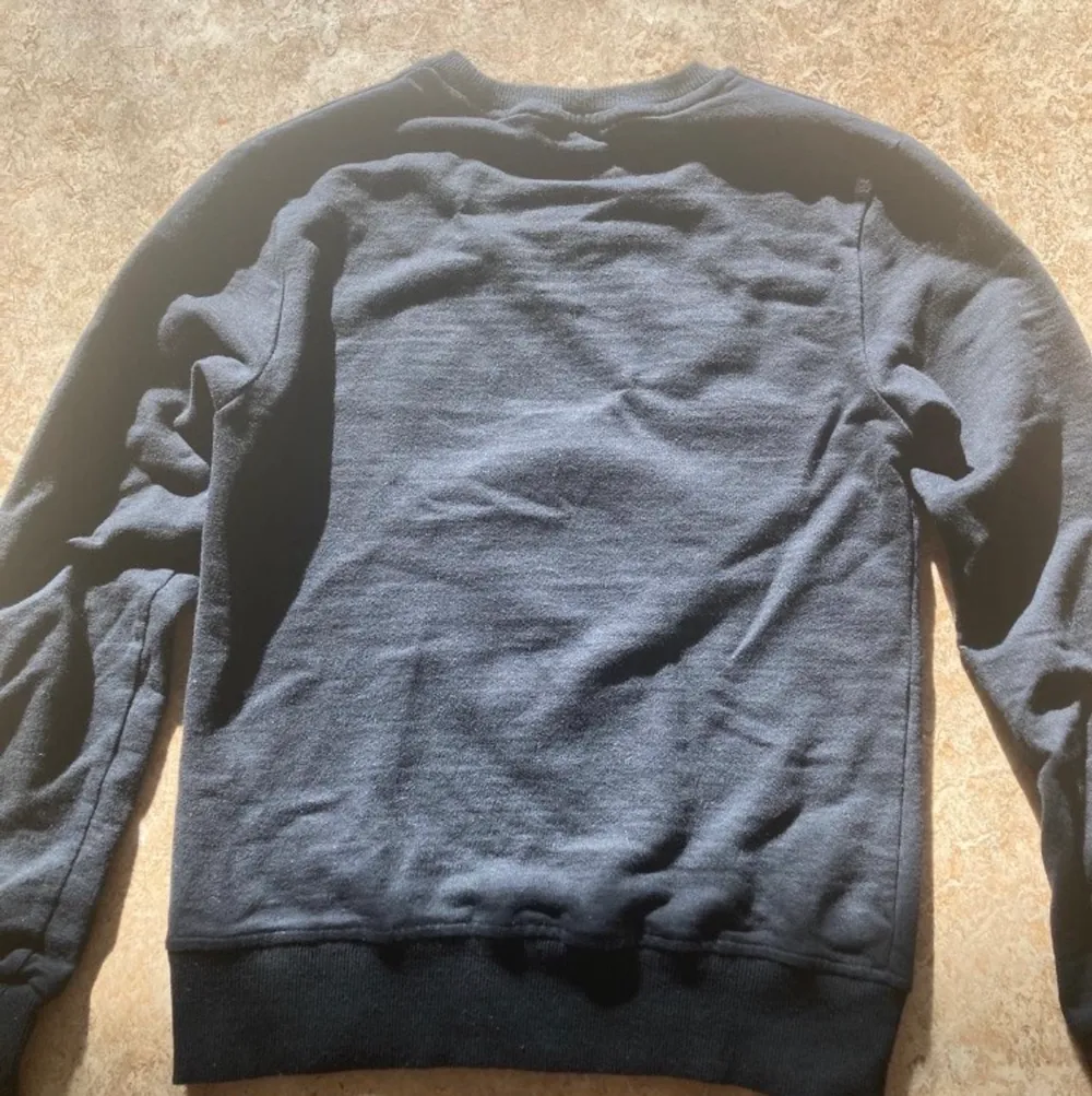 Jag har haft den här tröjan nu i 3 månader och jag har vuxit ur den så jag ville bara sälja den. Den är använd jätte lite och har blivit lite mindre med tvätten. Hoodies.