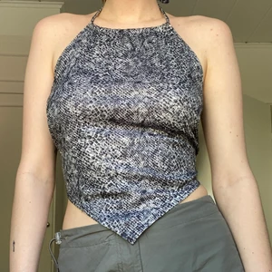 Halterneck topp!! - SÅÅ snygg talterneck topp som knyts både i nacken och ryggen! Köpt på humana! Pga att man knyter den skulle jag säga att den passar xs-m