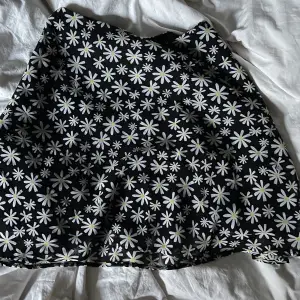 Säljer denna fina blommiga kjol från h&m som tyvärr blivit för liten:( aldrig använd, stl 34 70kr