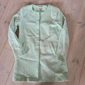 Kappa från Only stl S I mintgrön  - Fin kappa i Stl S. Använd sparasamt och i fint skick!! Färgen är i ljuvlig mintgrön! Rak kappa med knappar.