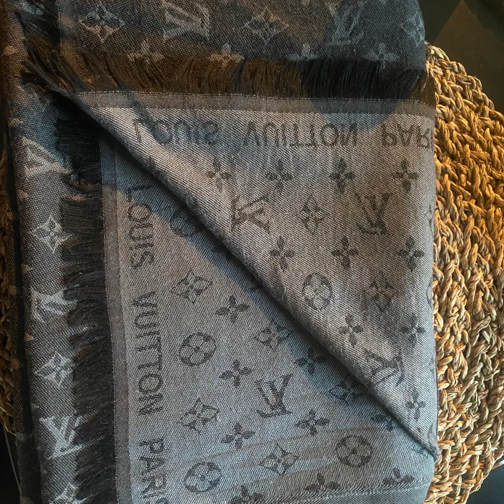Aa-kopia Svart och grå Louis Vuitton halsduk . Tröjor & Koftor.