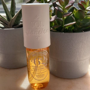 Brazilian crush cheriosa 62 - En söt parfym noter av : Pistasch , mandel, vanilj, karamell, sandalwood och jasmin. Kan sprejas på hår och kropp. Den är snål och håller länge! Fick denna i present men jag är inte ett stort fan av söta parfymer så vill inte att denna ska gå till spillo <3  FRAKT: frakten kan du välja själv men det billigaste kostar 17kr och det är inte spårbart! Skriv bara vilken frakt du föredrar så fixar jag det <3