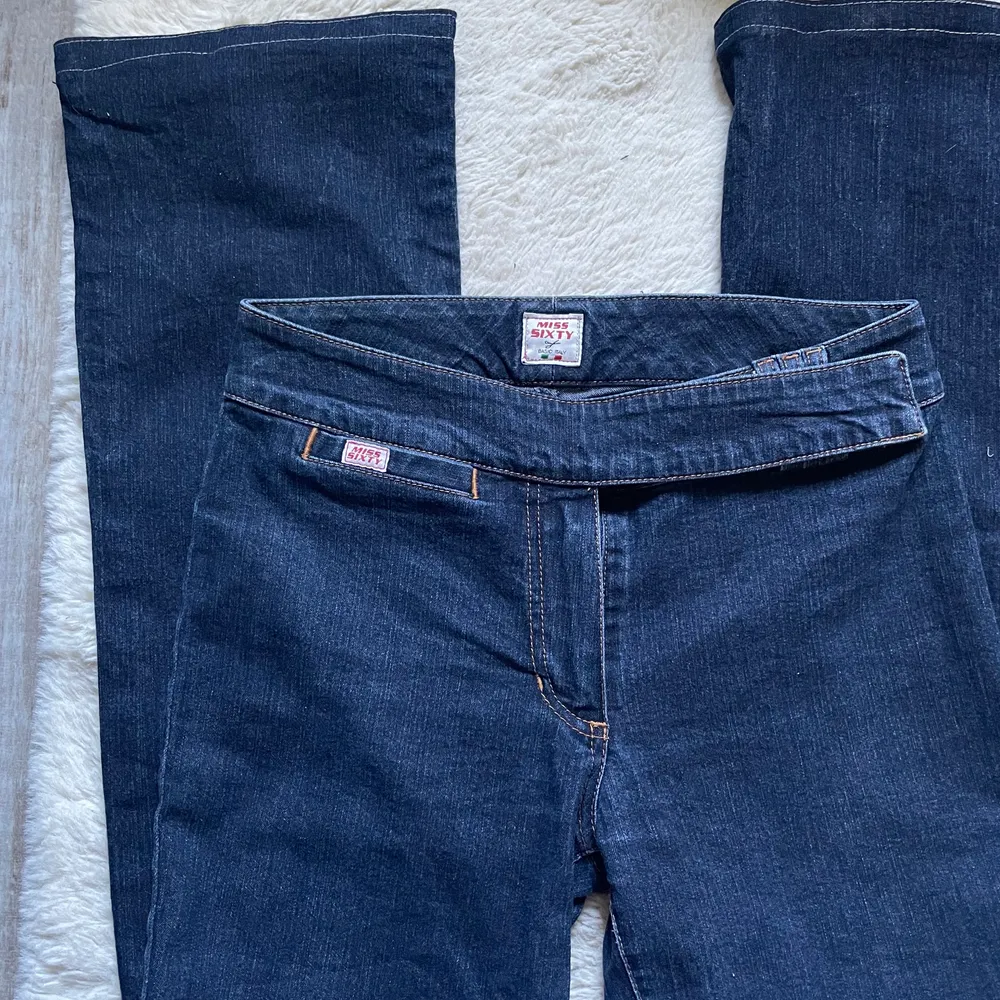 Mörkblå jeans från miss sixty med knäppning där fram, har sytt upp dom i benen så att de passar mig som är 167🥰 stl w29. Midjemått 37 cm, innerbenslängd 76cm, stretchiga . Jeans & Byxor.