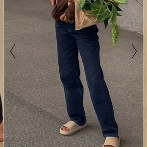 mörkblå jeans  - Mörkblå mid-jeans från Amelie stars kollektion som är helt slutsålda i storlek 32 skulle säga att 34 nästan. Så sjukt snyggt men för långa för mig som är 160. Lappen sitter fortfarande kvar.