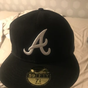 Fitted keps new era - Alabama new era keps i bra skick använt den bara en gång för att den inte passar mig, jag beställde fel storlek. Storlek är 7 56.8cm. Jag möts i Göteborg och fraktar men köparen står för den.