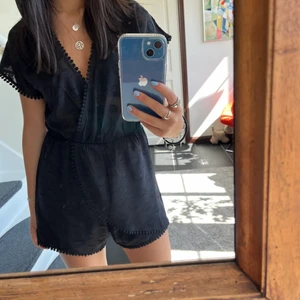 Jumpsuit - Supersnygg svart jumpsuit från NA-KD. Passar jättebra nu till sommaren och lite finare tillfällen! Storlek 32, men jag skulle säga att den är lite stor på mig. Säljs för 250kr (frakt tillkommer)