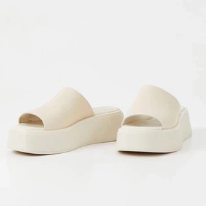 Vagabond sandaler - Säljer mina vagabond sandaler då de inte kommer till användning. De är använda därav priset🌸 Dm för fler bilder🌟