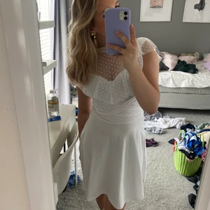 Vit klänning  - Säljer denna snygga vita klänningen som passar bra till studenten, konfirmation eller skolavslutning. Den är använd endast en gång förra året på min skolavslutning annars är den aldirg använd! Den är i nyskick och väldigt fin! Köparen står för frakten ❤️
