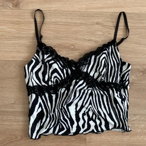 Zebra linne - Linne med zebramönster och spets, storlek 36 och aldrig använt. Armarna är justerbara👍