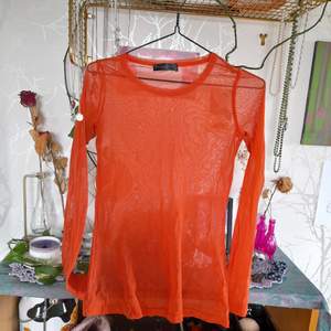 Säljer denna orangea meshtop som man säkert kan få till coola outfits med, men tyvärr kommer den inte till användning. Den passar S-L då den är väldigt stretchig. Säljer för 60kr + frakt. 🍊
