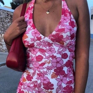 Rosa klänning - Säljer denna snygga rosa klänningen som inte kommer till användning längre! Den passar perfekt till sommaren! Den är i nyskick och man kan ha den på två olika sätt. Inte min bilder så skriv för egna! Köparen står för frakten ❤️