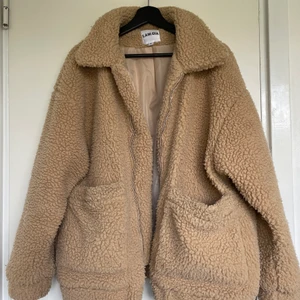 I am gia teddy jacka - Använd jacka i gott skick! Storlek S men oversized i passform och skulle passa upp till M-L 🌸 