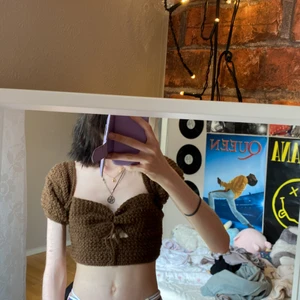 Virkad topp - Topp som jag själv virkat! Superfin färg verkligen! Lite för stor för mig som är xxs-xs men tror den skulle passa S/M! Puffärmar och snörning!