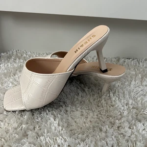 Klackar  - Från shein, aldrig använda. Säljer då de är lite små men de är true to size!! 💞💞 klackhöjd är 7,7cm 