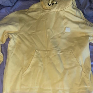 Acne Hoodien - Tröjan är i nyskick, använd 1-2 gånger då den var för liten. Köptes på acnes hemsida för 2400 :-