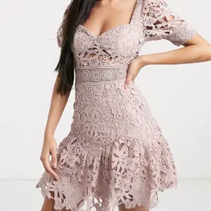 Säljer denna snygga klänning från Love Triangle. Den är helt oanvänd! Nypris: 753:- Storlek 34 (xs) 