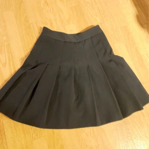 Svart plisserad kjol - Säljer då den ej är min stil längre ❤️Inga defekter storlek S-M