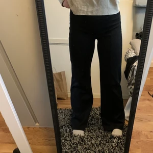 Kostymbyxor - Kostymbyxor är i väldigt bra skick då dom är använda fåtal gånger! Byxorna är från Nelly och i storlek L! (Köparen står för frakten)