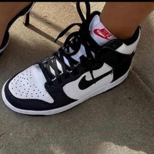 Air jordan 1 ”black white panda” - Säljer mina Air Jordan 1 dunk high ”black white panda” aldrig använda endast testade då dom är för små. Köpta för 2999 kr. Orginalbox finns och ingår. 