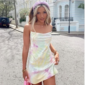 Zara satin dress  - Slut såld satin klänning från zara, super fin pass form med öppen rygg. Släpps vid bra bud!😊