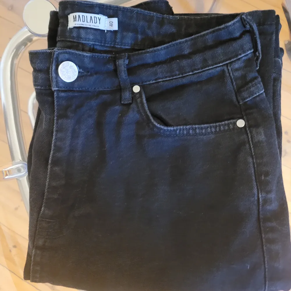 Vida jeans- high waste från Madlady. Är i fint skick, inte använda så mkt.  Super sköna och snygga, är lite strech och högmidjade.🤍. Jeans & Byxor.
