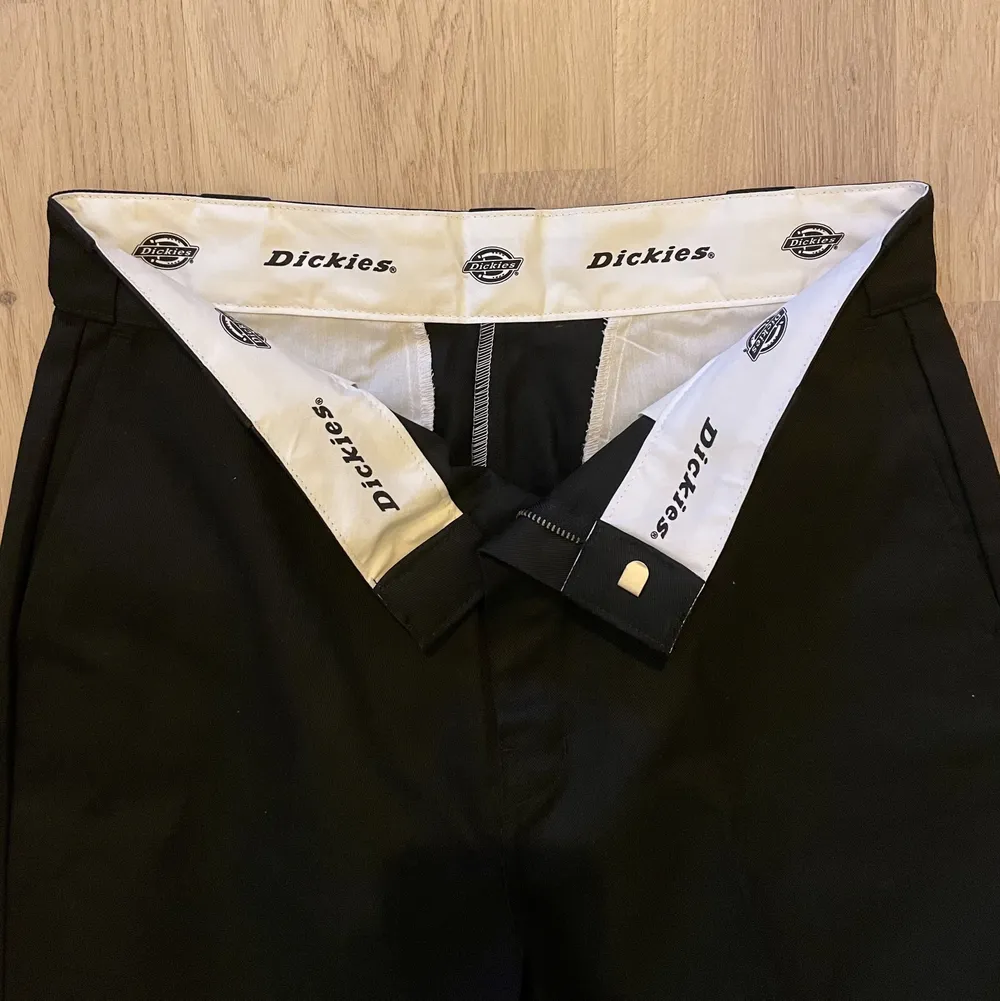 Svarta dickies chinos - 874 Cropped. Supersnygga men tyvärr förstora för mig i midjan. Tanken var att vika ner kanten (därav tog jag en större storlek) men upplever då att dom blir lite korta på mig och har därför aldrig kommit till användning! . Jeans & Byxor.