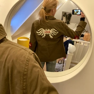 Cool jacka  - Säljer denna jättecoola jackan från scotch & soda med patches på! Så ball! Nypris 2.800kr jag säljer för 600kr. Helt ny aldrig använd, men har tyvärr råkat ta bort lapparna :( Hör av er om ni har frågor, svarar gärna! 😍 Pros kan diskuteras!💕🥳🕺 