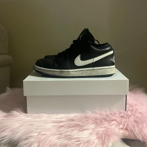 Jordan 1 low - Använda äkta  Jordan 1 lows i storlek 36 original pris 1238kr 