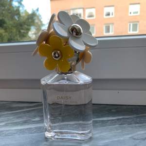 Säljer den här Marc Jacobs parfymen i doften Daisy. Knappt använd. 75ml😊