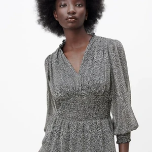 Zara klänning - Sjukt snygg mönstrad klänning från zara,  använd en gång💖