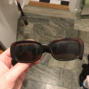 Solglasögon  - Säljer mina fina solglasögon från Weekday. Använda men i bra skick! Så skönt ljus!!!