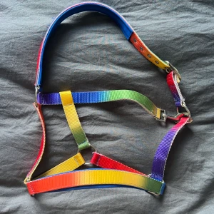 Grimmor  - Grimmor och grimskaft  80kr för allt, frakt 66kr betalas av köparen!  Storlek cob