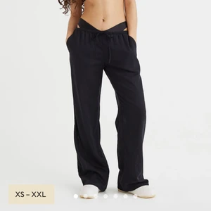 LÅGMIDJADE LINNEBYXOR - heeelt perfekta svarta linnebyxor med låg midja och raka ben! storlek xs! helt slutsålda på h&m.                         KÖP DIREKT FÖR 500kr!!!!!! Dem är inte sålda!