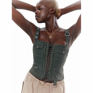 Jaded London cargo corset - Jag säljer en mörkgrön cargo corset från Jaded London som jag tyvärr inte kommer använda. Den är jätte fin på och har bara provat den en gång så lappen är kvar! Ordinarie priset är 650kr!