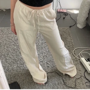 Satin/ linnebyxor  - säljer dessa jätte snygga satin/linnebyxorna , då dem inte riktigt är i ett satinmaterial , byxorna är slutsålda på hm hemsida och här helt oanvända med lapparna kvar 