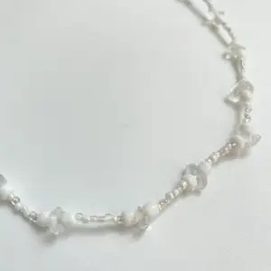 Nickelfritt halsband med silverpläterat lås och kristallchips av halvädelstenen kvarts🤍