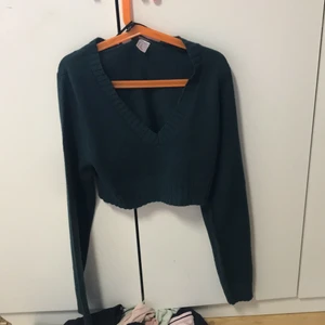 Grön kofta - Grön kofta/tröja använd ca 2 gånger. Helt ny. 