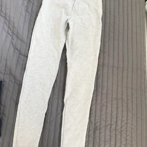 Träningsbyxor  - Träningsbyxor från asos aldrig använda, små i storleken passar 32:a. 