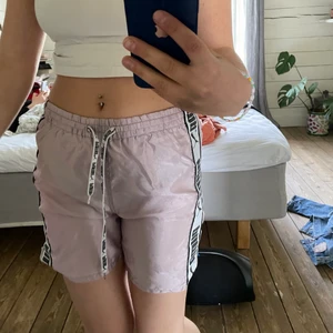 Basket shorts - Ljus rosa basket shorts med puma märket på sidan i siden material