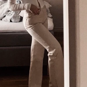 Beiga jeans  - Säljer ett par väldigt snygga beiga jeans som jag har vuxit ur. Köpt för 599kr men säljer för 200kr