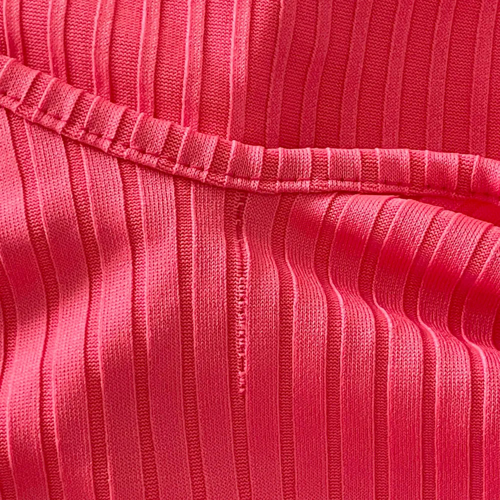 Neon rosa bodysuit från PLT. Använd en gång, blev en deffekt vid bysten pga att den var för liten. Färgen är stark och jätte fin nu till sommaren! I storleken M, säljer för 90kr (ord 250kr). . Toppar.