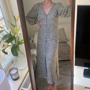 Sommarklänning 🌼 - En helt otrolig sommarklänning från HM. Har använts till stranden och till festligare tillfällen. Nästan svårt att släppa denna men känner att jag behöver lite nytt i garderoben 🤍 Strl 34